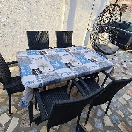 Apartment Lana, 40 Metara Do Mora,