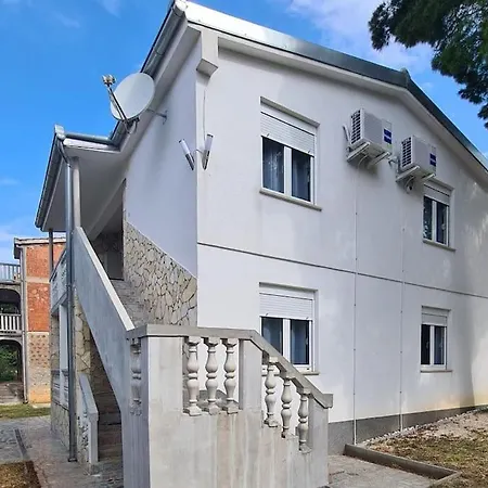 Lana, 40 Metara Do Mora, * Seline