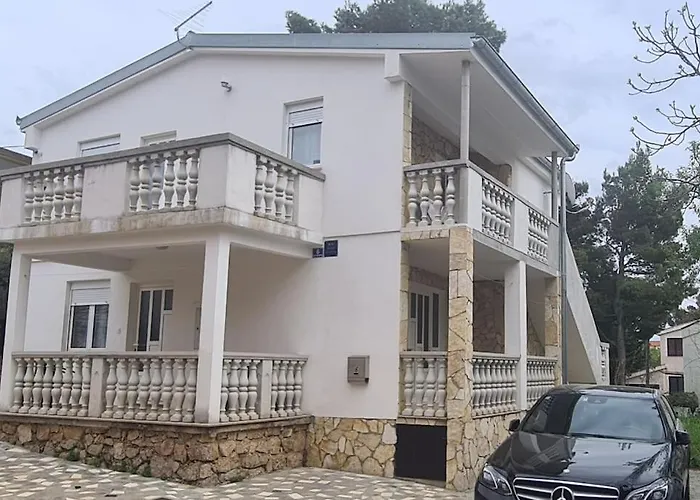 Lana, 40 Metara Do Mora, Селине